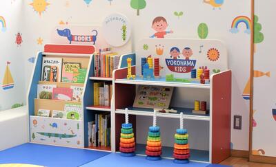 Picture book shelves and toy shelves